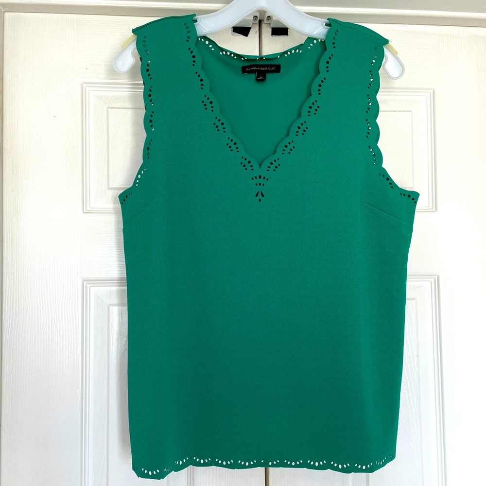 Banana Republic scalloped v-neck sleeveless blouse
